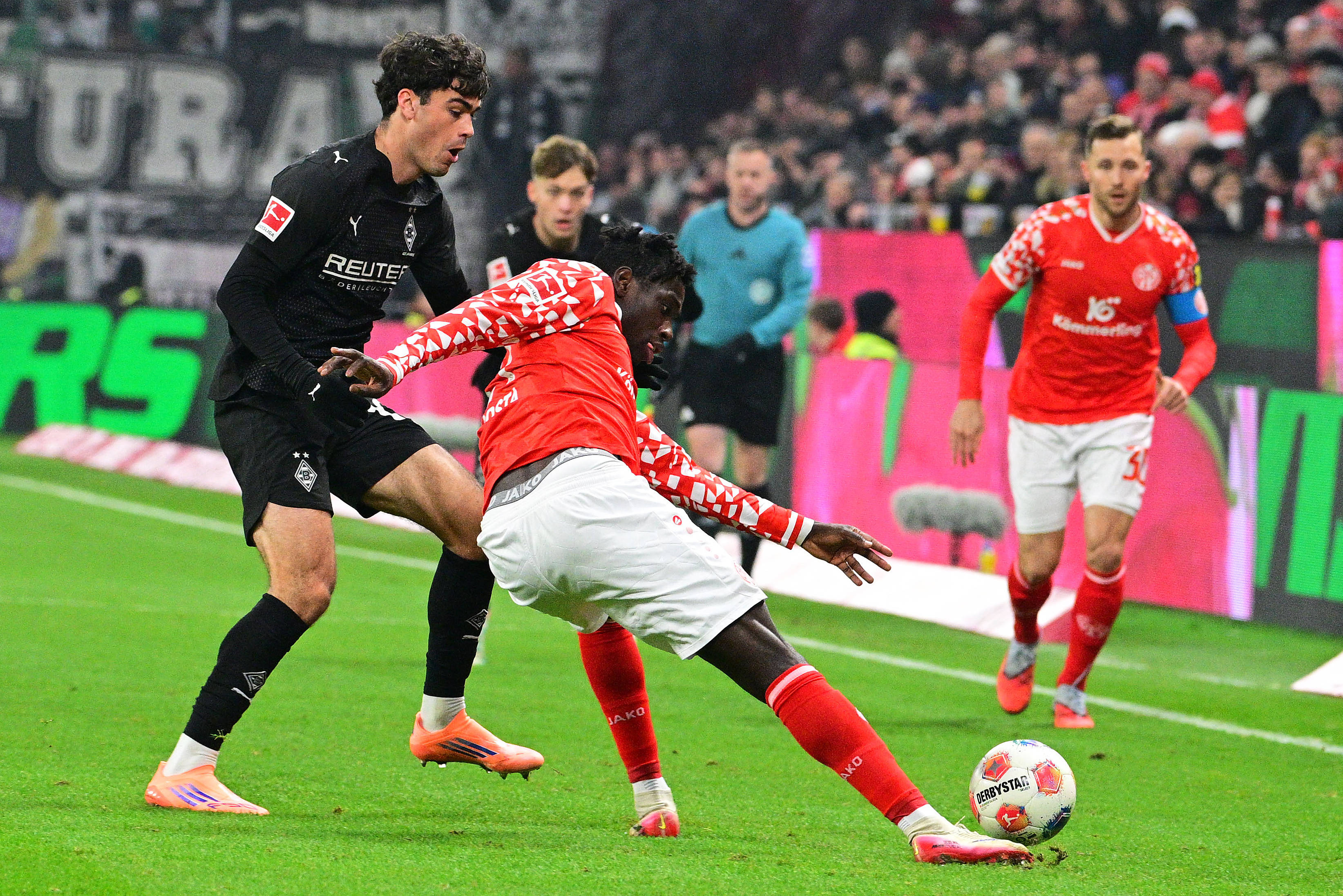 （体育）足球——德甲：美因茨不敌门兴格拉德巴赫